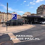 Cozy Equipped And Parking - Center Apartment *